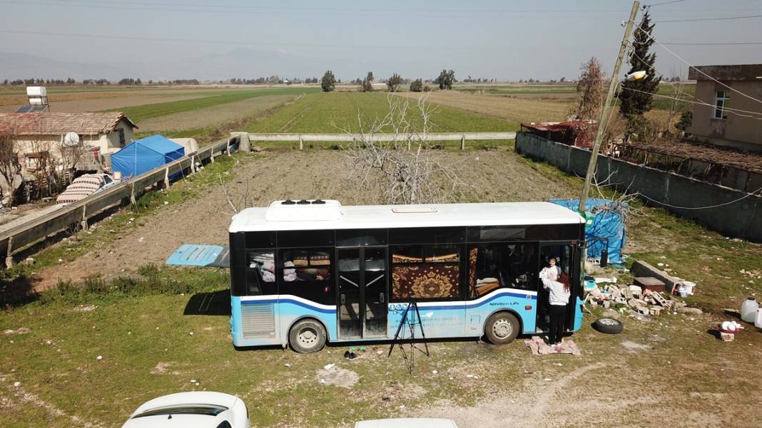 Depremde evleri ağır hasar alınca bu çözümü buldular... Görenlere tebessüm ettirdi 13